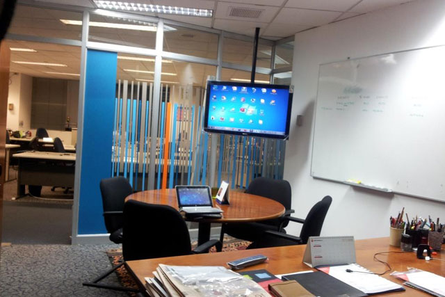 Instalación de monitores en oficinas